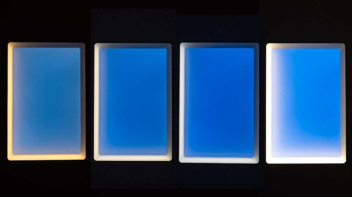 Verschiedene Lichtfarben im Vergleich: Das Skylight lässt sich von zurückhaltendem Blaugrau mit warmem Randlicht bis zu kräftigem Himmelblau mit heller Beleuchtung einstellen.