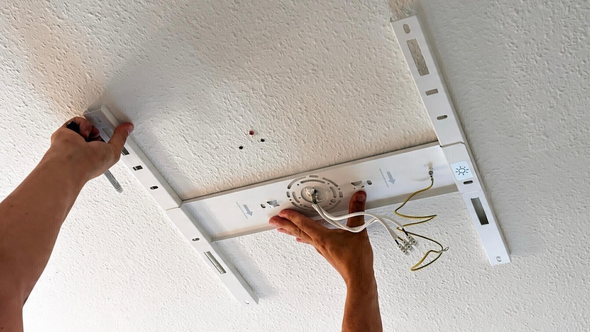 Zuerst wird die große Metallhalterung an der Decke montiert – dafür müssen bei der Large-Version insgesamt zehn Löcher gebohrt werden.