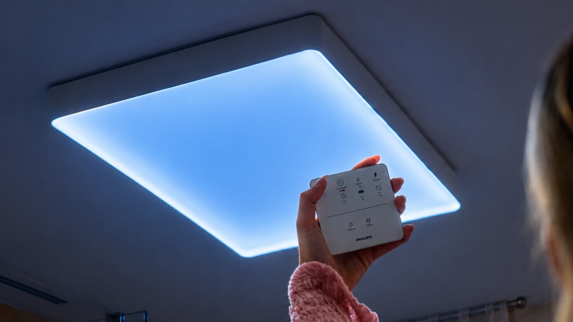 Über die Fernbedienung lassen sich das Skylight ein- und ausschalten, die Helligkeit regeln, der automatische Tagesrhythmus aktivieren und fünf Lichtszenen von „Refresh“ bis „Rest“ auswählen.