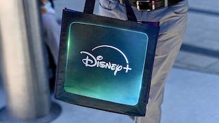 Logo für Disney+ auf einer Tragetasche.