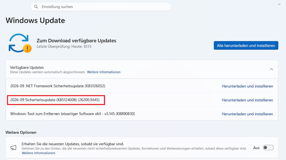 Screenshot der Windows-Update-Einstellungen. Oben steht die Meldung „Zum Download verfügbare Updates“ mit einer Schaltfläche „Alle herunterladen und installieren“. In der Liste der verfügbaren Updates ist das „2026-09 Sicherheitsupdate (KB5124008) (26200.9445)“ durch einen roten Rahmen hervorgehoben. Darüber und darunter werden weitere Updates für .NET Framework sowie das Windows-Tool zum Entfernen bösartiger Software angezeigt. Rechts neben jedem Eintrag befindet sich der Link „Herunterladen und installieren“.