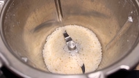 Reis lässt sich im Thermomix einfach zubereiten, doch mit dem richtigen Trick bleibt der Mixtopf sauberer.