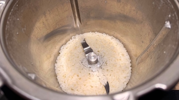 Reis lässt sich im Thermomix einfach zubereiten, doch mit dem richtigen Trick bleibt der Mixtopf sauberer.