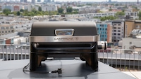 Kohle, Gas oder Elektro? Beim Grillen auf dem Balkon gelten unterschiedliche Regeln.