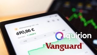 Ein Tablet zeigt eine Altersvorsorge-Ansicht mit Betrag, grüner Kursgrafik und Zeiträumen. Rechts sind das quirion-Logo und der Schriftzug „Vanguard“ eingeblendet. Im unscharfen Hintergrund ist ein weiterer Bildschirm mit grüner Kurslinie zu sehen.