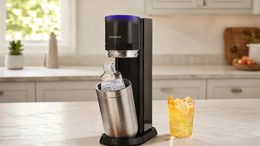 Der SodaStream E-Duo sprudelt Wasser automatisch in drei Stufen und wird mit Glas- und Kunststoffflasche geliefert.