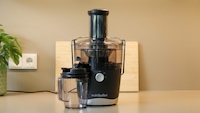 Der NutriBullet NBJ100G Entsafter holt sich im Test den ersten Platz. Vor allem bei der Saftausbeute liefert der Entsafter starke Ergebnisse.