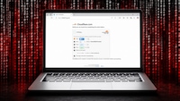 Ein aufgeklappter Laptop steht vor einem dunklen Hintergrund mit zahlreichen rot und weiß dargestellten Binärzahlen. Auf dem Bildschirm ist eine Webseite mit einem Cloudflare-Logo und einer Aufforderung zur Verifizierung zu sehen. In der Mitte der Seite befindet sich ein Kasten mit mehreren nummerierten Schritten und verschiedenen Schaltflächen. Die Browseroberfläche mit Adressleiste und Symbolen ist sichtbar. Das Bild ist überwiegend in Schwarz, Rot, Grau und Weiß gehalten und zeigt den Laptop frontal aus leichter Untersicht.