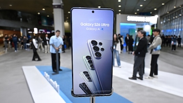Austellungsraum und in der mitte das präsentierte Samsung Galaxy S26 Ultra