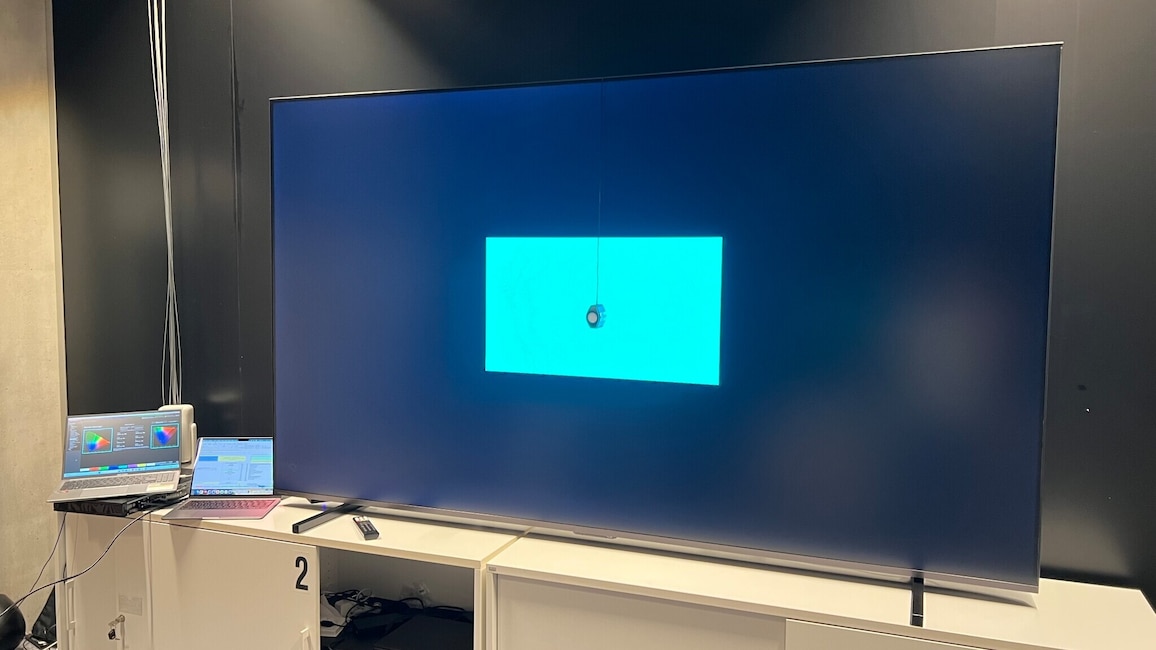 Kolorimeter und Calman-Software liefern präzise Messwerte zu Farbraum, Farbgenauigkeit und HDR-Leistung. Im Bild: der Hisense 100E7DS Pro.