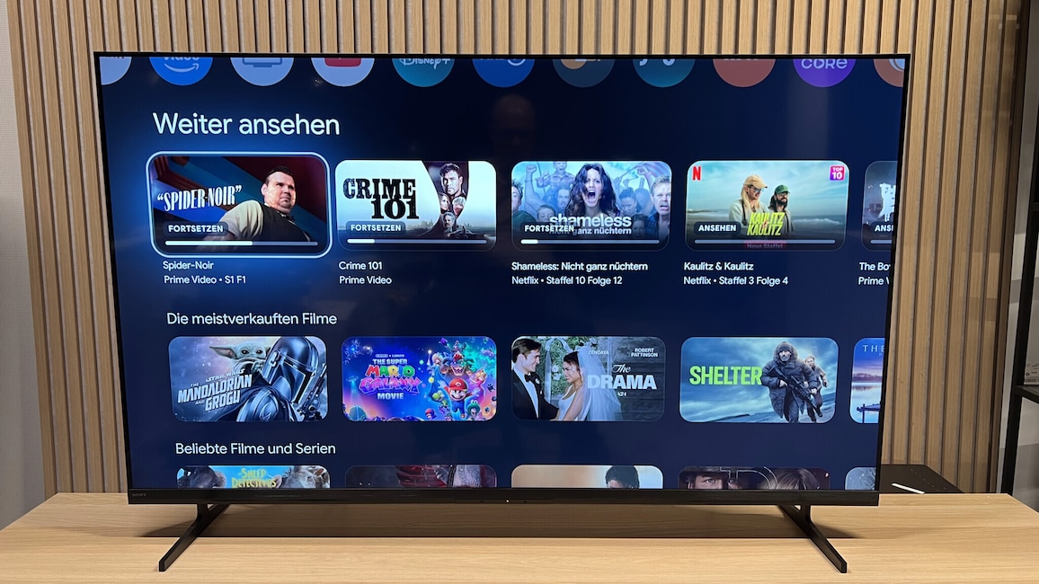 TV-Bildschirm mit verschiedenen Kacheln, die Serien und Filme von Streamingsdiensten zeigen, darunter "Spider Noir", "Crime 101", Shelter" und "The Drama".