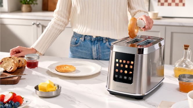 Der Dreame ToastControl setzt auf ein Touchdisplay statt eines klassischen Hebels. Der Toaster hebt das Brot automatisch an und bietet acht Programme.