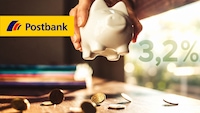 Eine Hand hält ein weißes Sparschwein über einem Tisch mit verstreuten Münzen. Links ist das Postbank-Logo eingeblendet, rechts steht „3,2%“. Im Hintergrund sind helle Lichtflächen zu sehen.