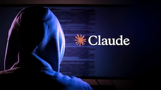 Eine Person mit Kapuzenpullover ist von hinten vor einem großen Bildschirm zu sehen. Der Bildschirm zeigt einen unscharfen Hintergrund in Blau- und Violetttönen sowie das Logo und den Schriftzug „Claude“ in der rechten Bildhälfte. Die Szene ist dunkel beleuchtet, mit starkem blauen Licht auf dem Kapuzenpullover und dunklen Schatten im restlichen Bild.