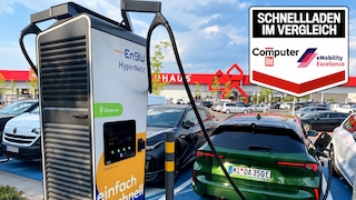 E-Auto lädt an einer EnBW-Schnellladesäule auf einem Parkplatz.