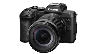 Ansicht der Canon EOS R8 Mark II von schräg links mit angesetztem Zoom vor weißem Hintergrund.