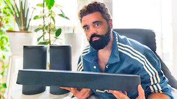 COMPUTER BILD Test-Redakteur RIchard W. Schaber mit der Soundbar Ultimea Poseidon M20 Pro.