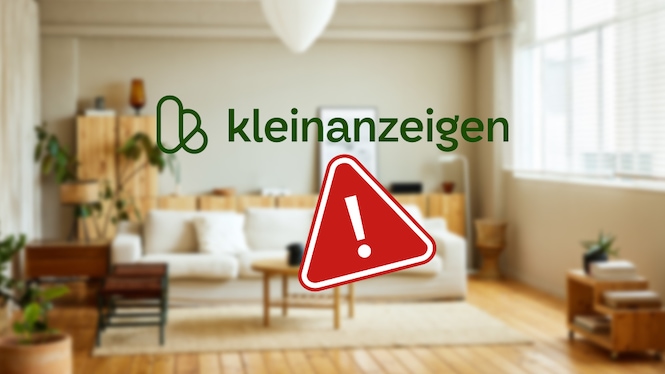 Unscharfer Hintergrund eines hellen Wohnzimmers mit Sofa, Couchtisch, Regalen, Pflanzen und großen Fenstern. In der Bildmitte befindet sich das grüne Logo mit dem Schriftzug „kleinanzeigen“. Darunter ist ein großes rotes Warndreieck mit weißem Ausrufezeichen dargestellt.
