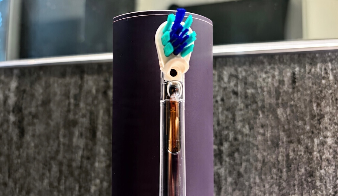 Das Herzstück der CameraJet: Die Mini-Kamera im Bürstenkopf erkennt Zahnzwischenräume und löst dort automatisch einen feinen Flüssigkeitsstrahl aus.