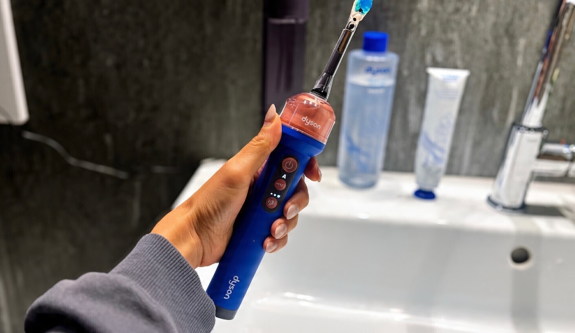 Mit 231 Gramm gehört die Dyson CameraJet zu den schwersten elektrischen Zahnbürsten im Test. Die Gewichtsverteilung ist gelungen, der große Griff wirkt im Alltag aber deutlich massiver als bei Oral-B oder Philips.