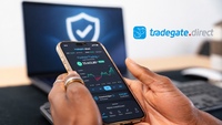 Hände halten ein Smartphone auf dem ein tradegate.direct Depot geöffnet ist; im Hintergrund ist das tradegate.direct Logo