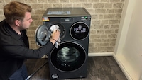 Redakteur und Tester Dennis Kochinky belädt die Haier MultiWash