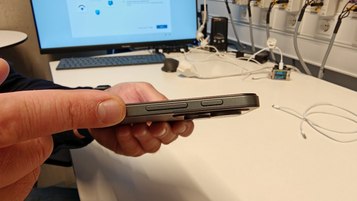 Nahaufnahme der Gehäuseseite eines Tablets mit zwei Bedientasten.