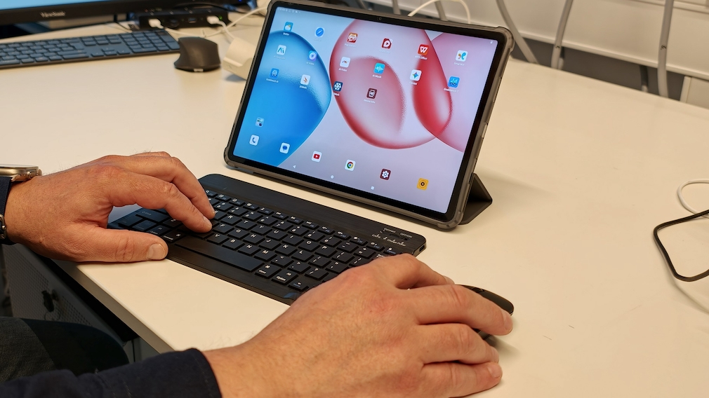 Redakteur Ingolf Leschke im testlabor mit dem Tabwee T12 Pro.