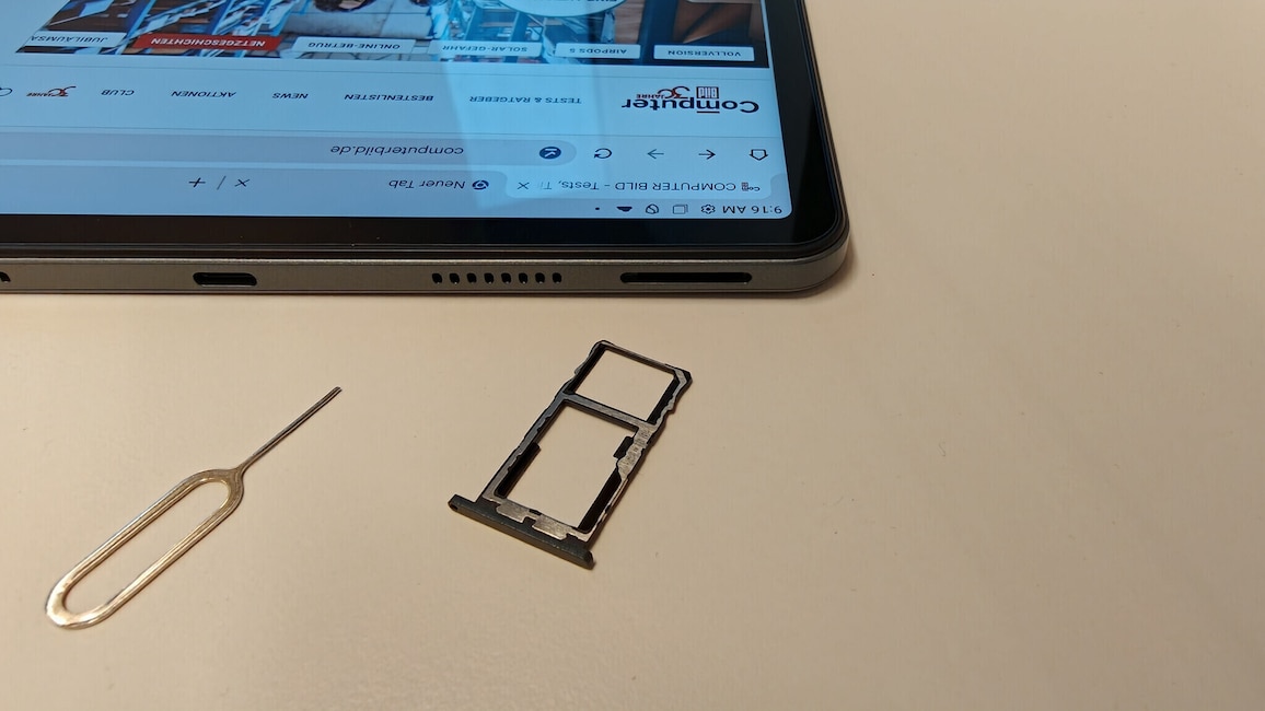 SIM-Kartenschlitten und Auswurfwerkzeug liegen vor dem Tabwee T12 Pro.