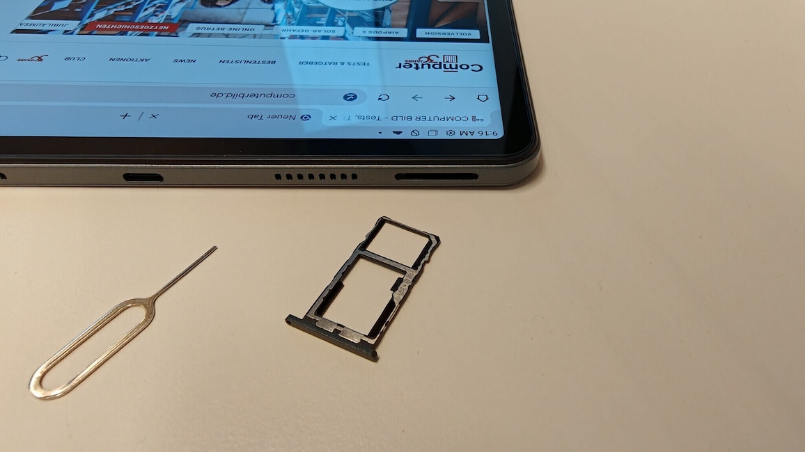 SIM-Kartenschlitten und Auswurfwerkzeug liegen vor dem Tabwee T12 Pro.