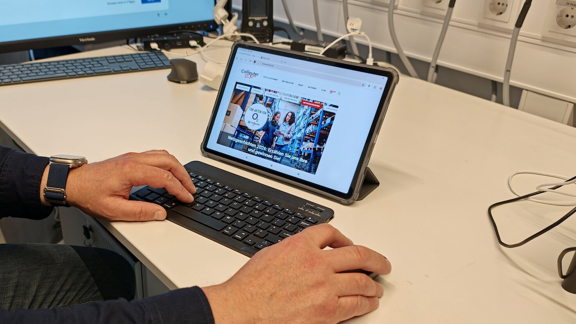 Tablet Tabwee T12 Pro mit Tastatur und Maus auf einem Schreibtisch im Testlabor.