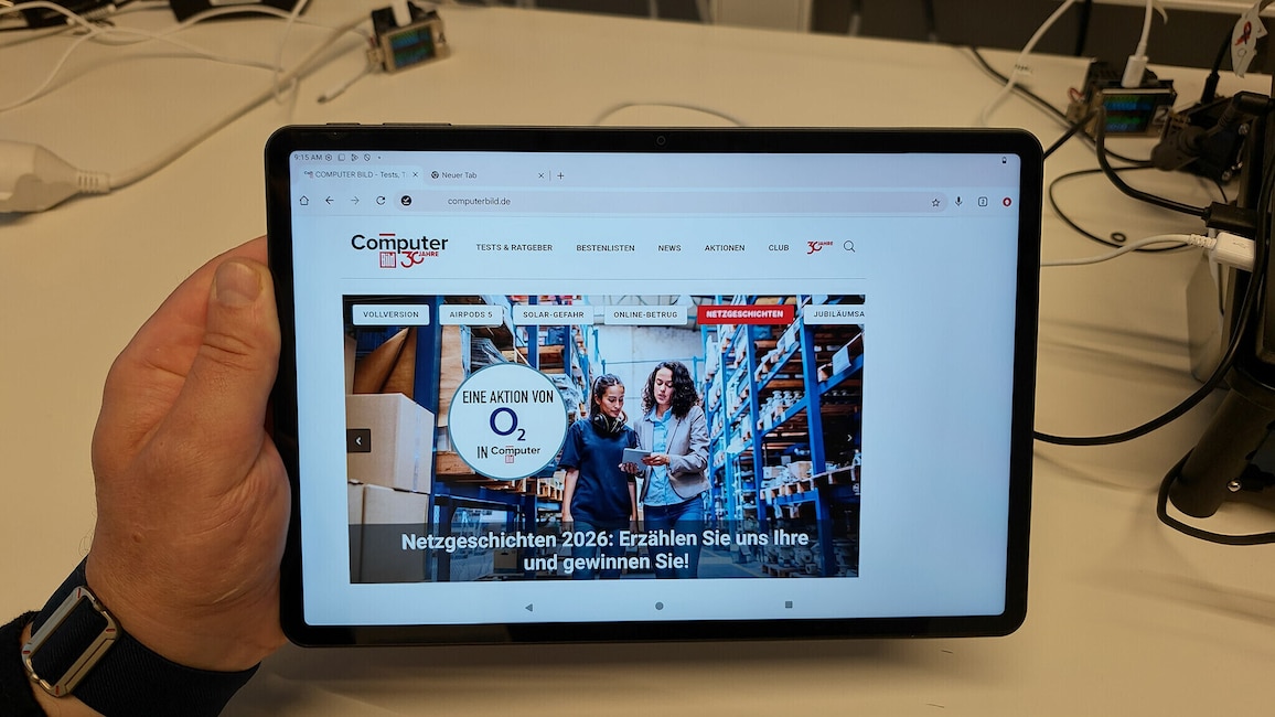 Tablet mit geöffneter COMPUTER-BILD-Website auf einem Schreibtisch.
