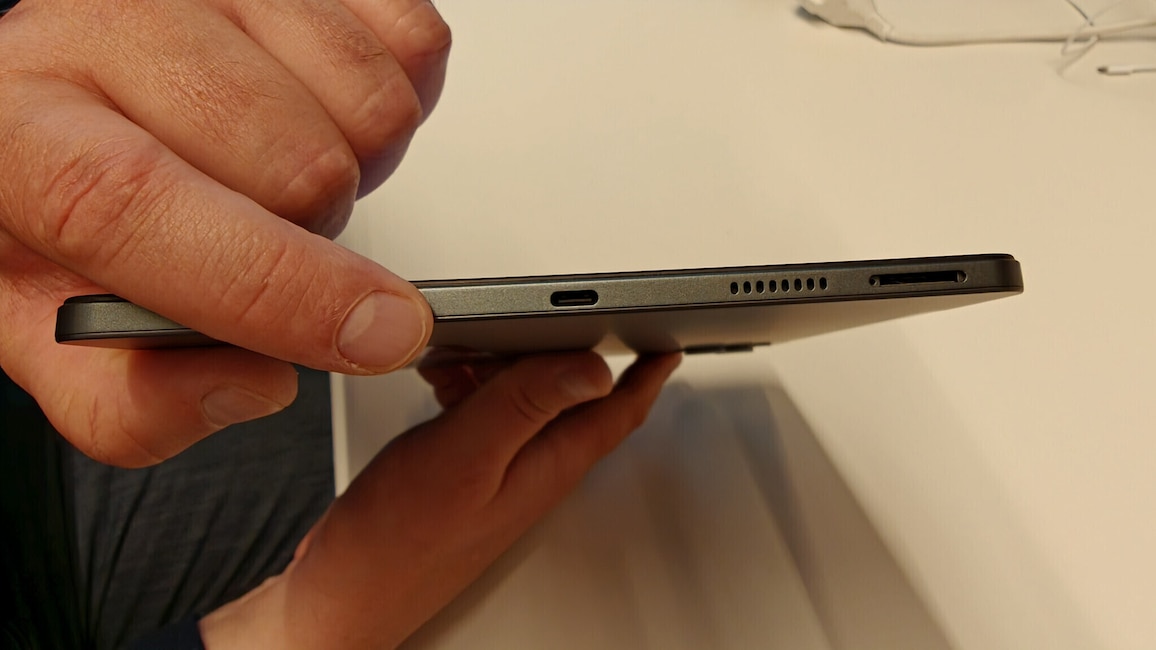Unterkante des Tabwee T12 Pro mit USB-C-Anschluss, Lautsprecheröffnungen und Kartenslot.