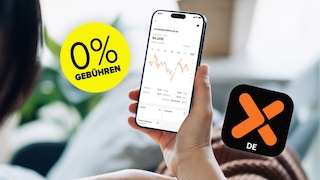 Eine Person hält ein Smartphone mit geöffneter Aktienansicht und Kursgrafik in der Hand. Links ist ein gelber Kreis mit der Aufschrift „0% GEBÜHREN“ eingeblendet. Rechts ist das flatexDEGIRO-App-Symbol zu sehen. Im Hintergrund sind unscharfe Wohnraumdetails erkennbar.