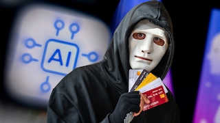 Person mit schwarzem Kapuzenpullover und weißer Maske hält mehrere Kreditkarten in einer behandschuhten Hand. Im unscharfen Hintergrund ist ein Bildschirm mit einem blauen KI-Symbol und der Aufschrift „AI“ zu sehen. Die Szene ist in dunklen Blau- und Schwarztönen gehalten, die Kreditkarten sind teilweise rot, gelb, grau und schwarz.