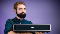 Laser-TV-Test-Redakteur Richard W. Schaber zeigt den Hisense PT1.