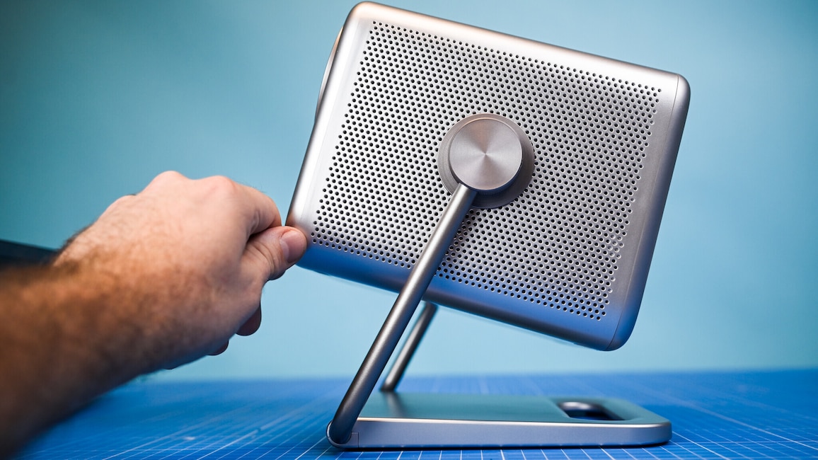 Der Hisense M2 Pro dreht sich an seinem Stativ und ist damit sehr flexibel aufstellbar. Trotzdem gilt: Schräge Projektionswinkel meidet, wer das Maximum an Bildgröße und Qualität sehen will.