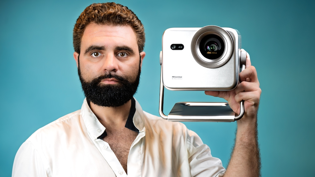 Test-Redakteur Richard W. Schaber zeigt den 4K-Laser-Beamer Hisense M2 Pro.