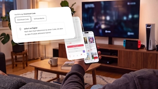 Zu sehen ist eine Person auf einem Sofa, die ein Smartphone mit einer geöffneten Otto-Produktseite in der Hand hält. Darüber sind vergrößerte Ausschnitte der Seite eingeblendet, darunter die Auswahl „Download-Code“ sowie der Hinweis, dass nach dem Kauf ein Code zur Aktivierung des Produkts verfügbar ist. Im Hintergrund stehen ein Fernseher, eine Nintendo Switch und eine PlayStation 5.
