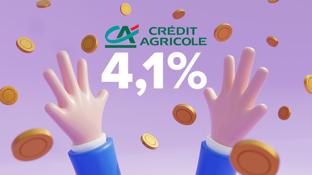Zwei stilisierte Hände greifen nach mehreren Münzen vor violettem Hintergrund. In der Mitte steht das Logo von Crédit Agricole und darunter der Text „4,1%“.
