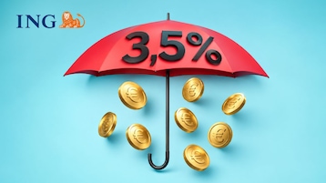 Links oben ist das ING-Logo mit Löwensymbol zu sehen. In der Mitte ist ein roter Regenschirm mit der Aufschrift „3,5%“ platziert. Darunter sind mehrere goldfarbene Euro-Münzen vor hellblauem Hintergrund zu sehen.