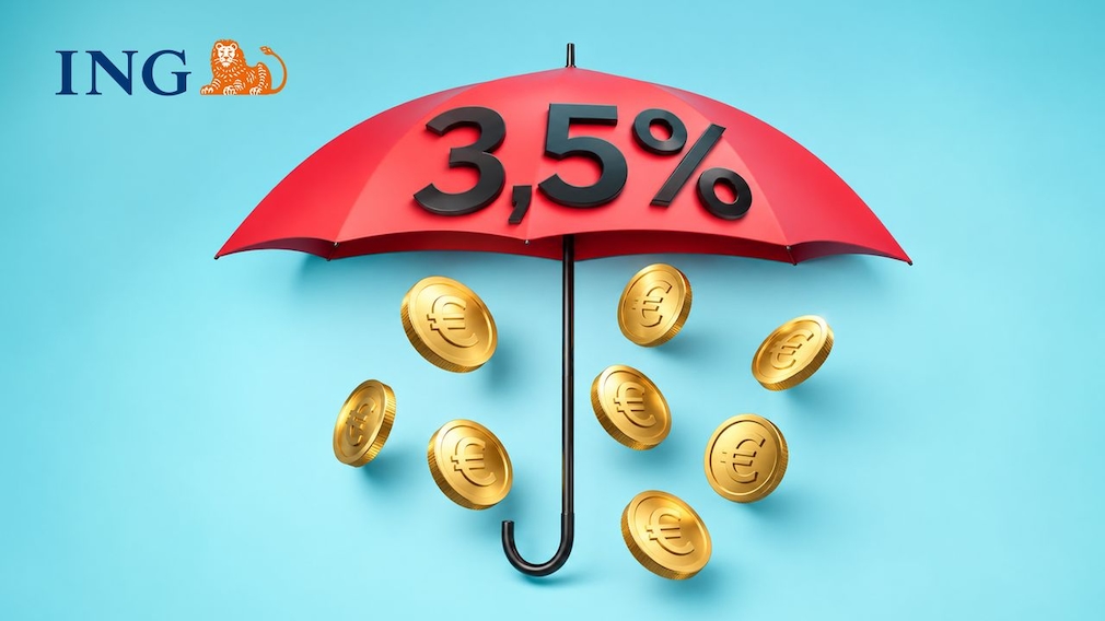 Links oben ist das ING-Logo mit Löwensymbol zu sehen. In der Mitte ist ein roter Regenschirm mit der Aufschrift „3,5%“ platziert. Darunter sind mehrere goldfarbene Euro-Münzen vor hellblauem Hintergrund zu sehen.