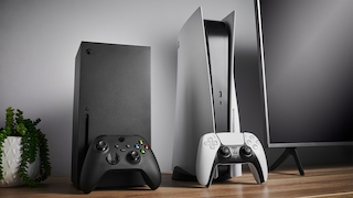 Eine Xbox Series X neben einer PlayStation 5.