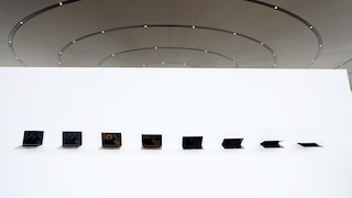 MacBook-Pro-Aussteller im Steve Jobs Theater