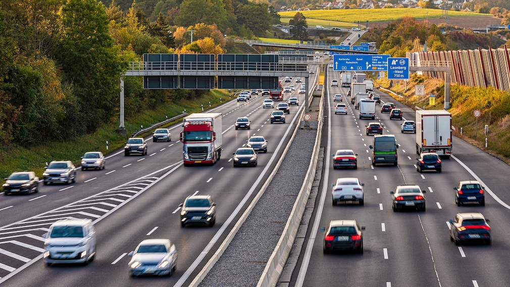 Autos auf einer Autobahn.