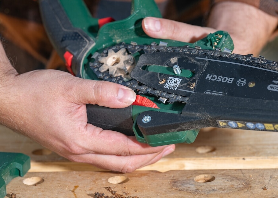Bei der Bosch lässt sich die Kette bequem über einen einfachen Drehmechanismus nachspannen.