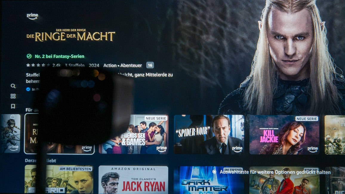 Bei Dunkelheit zeigt der Yaber auch App-Menüs knackig und scharf an, wie hier im Bild bei Amazon Prime Video.