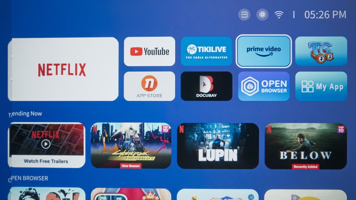 Das Beamer-Bild schießt erstmal leicht neben die Einwand, denn eine automatische Einpassung gibt es nicht. Als Volltreffer zeigt sich auf Anhieb: Die Suche nach der Netflix-App.