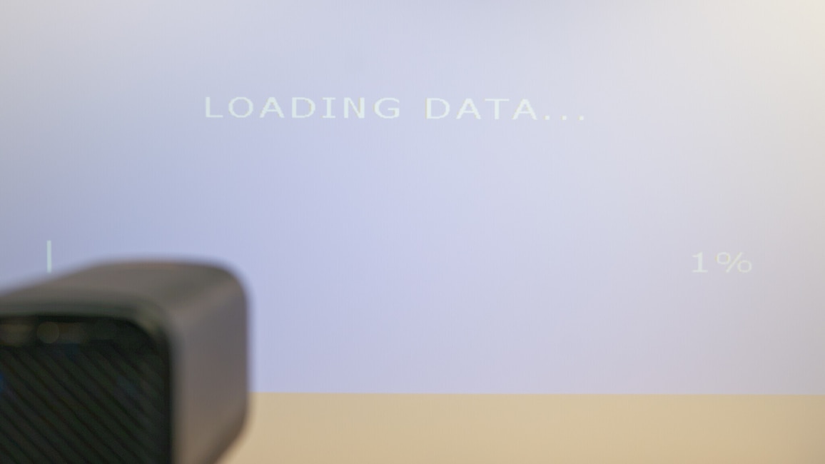 Firmware-Update und Tageslicht-Probe: Wie Sie sehen, sehen Sie nicht viel – außer verblassendes Blau. Starkes Umgebungslicht kann der Yaber einfach nicht ab.