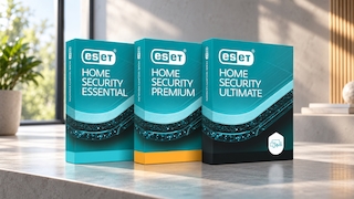 Drei türkisfarbene Produktverpackungen von ESET stehen nebeneinander auf einer hellen Steinoberfläche. Die Packungen sind mit ESET Home Security Essential, ESET Home Security Premium und ESET Home Security Ultimate beschriftet. Im Hintergrund sind ein großes Fenster, eine Pflanze, eine helle Wand und eine Holzverkleidung zu sehen. Sonnenlicht fällt durch das Fenster in den Raum.